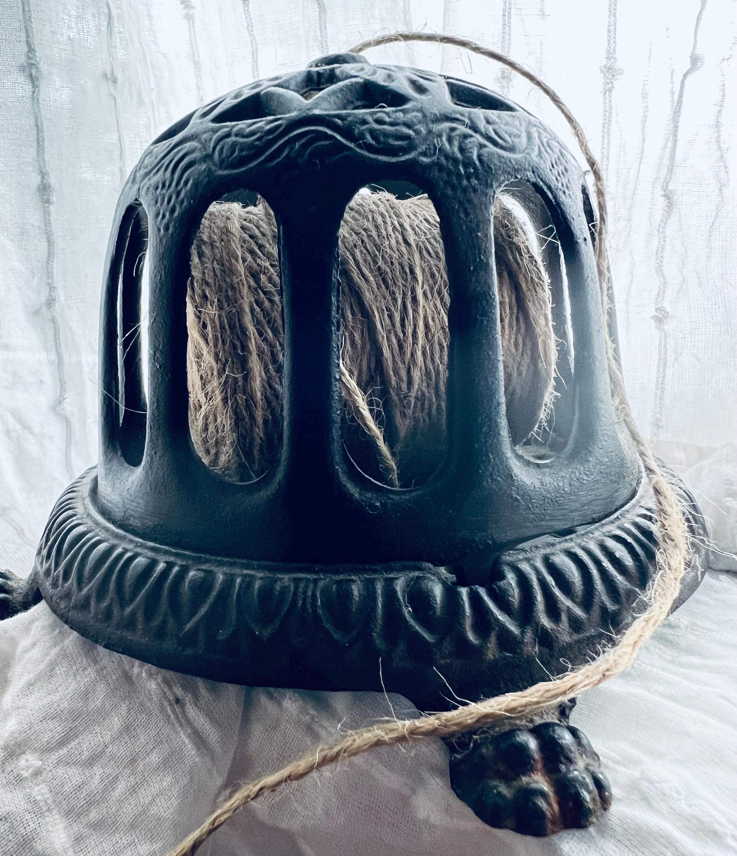 Witches Twine, charged